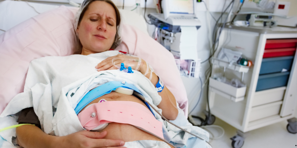 De emotionele gevolgen van een ingeleide bevalling voor een baby en kind
