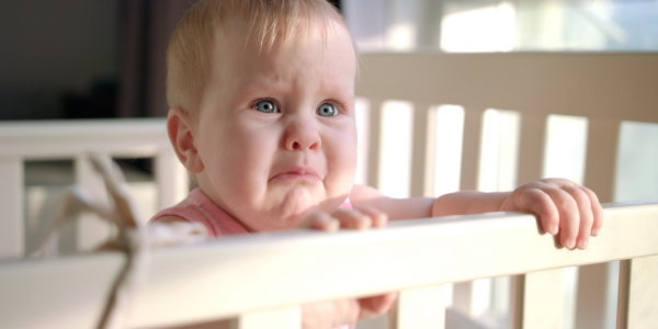 Waarom een baby laten huilen schadelijk is voor een goede hechting